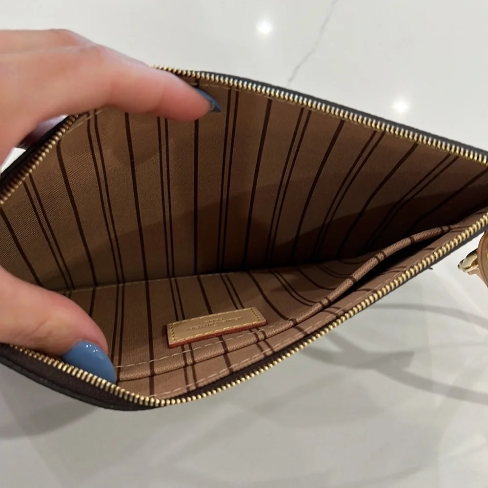Louis Vuitton Neverfull wristlet - Picture 6 of 8